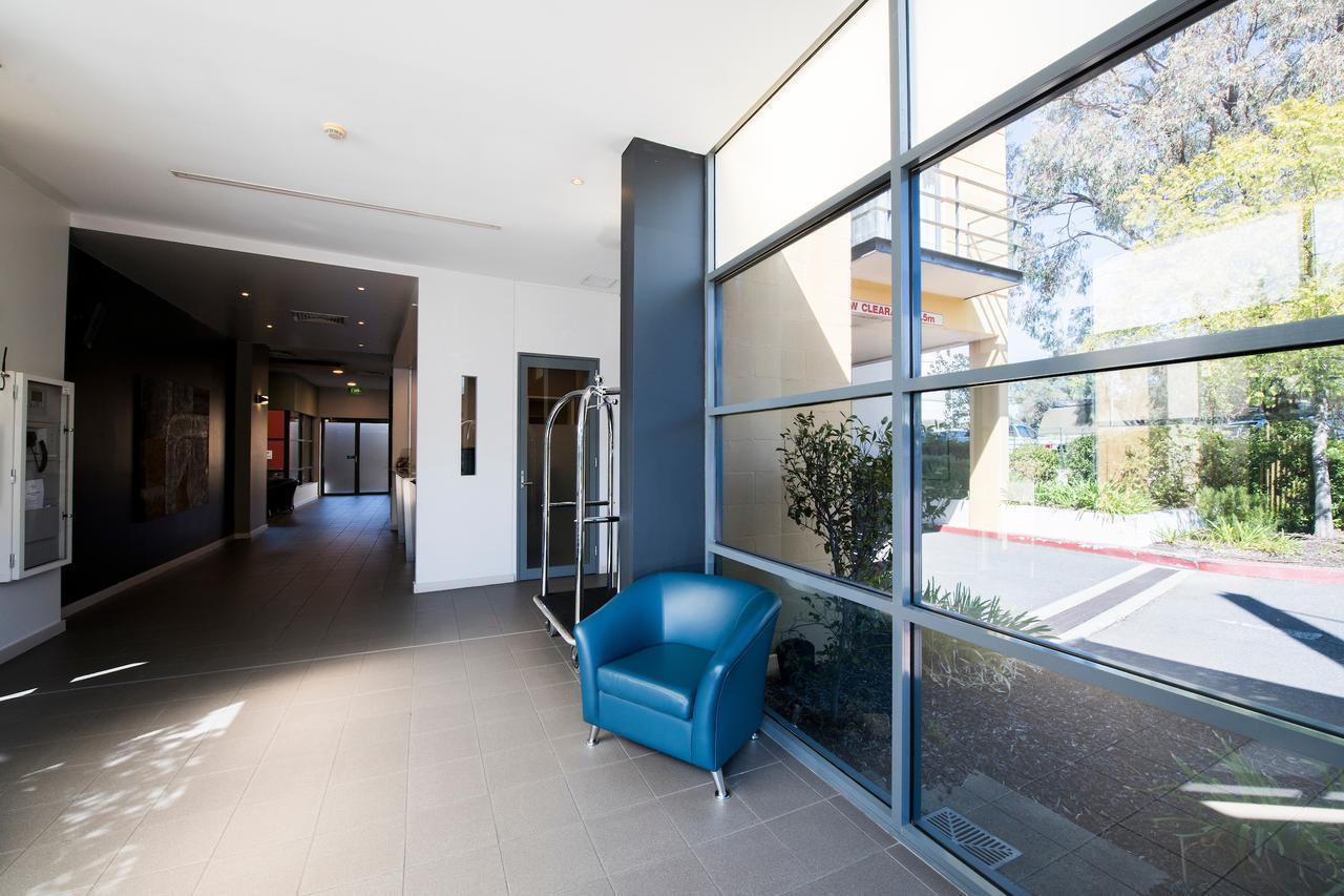 The Woden Hotel Phillip エクステリア 写真