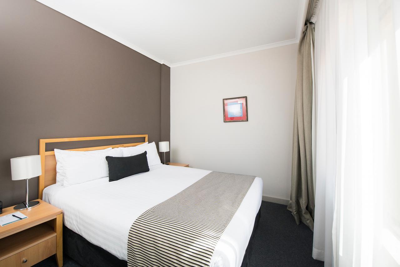 The Woden Hotel Phillip エクステリア 写真