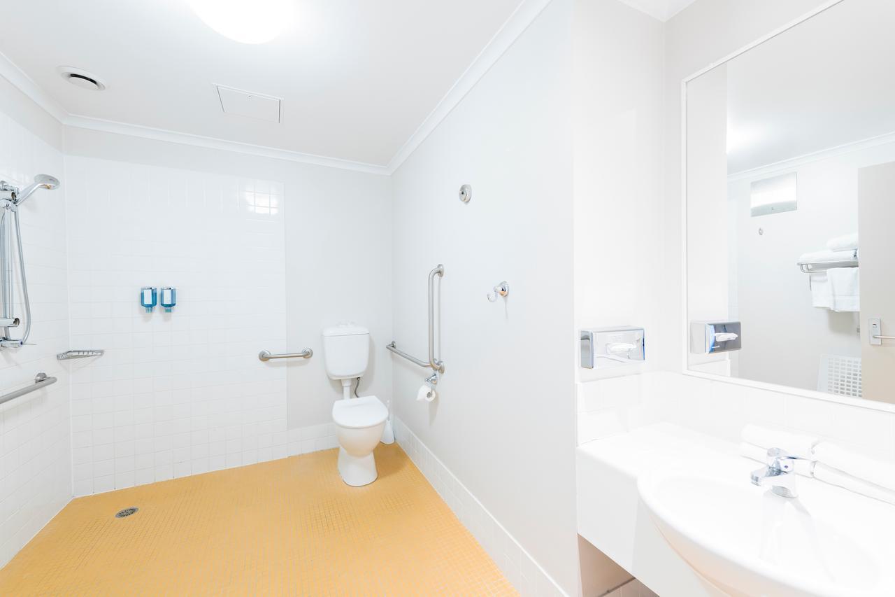 The Woden Hotel Phillip エクステリア 写真
