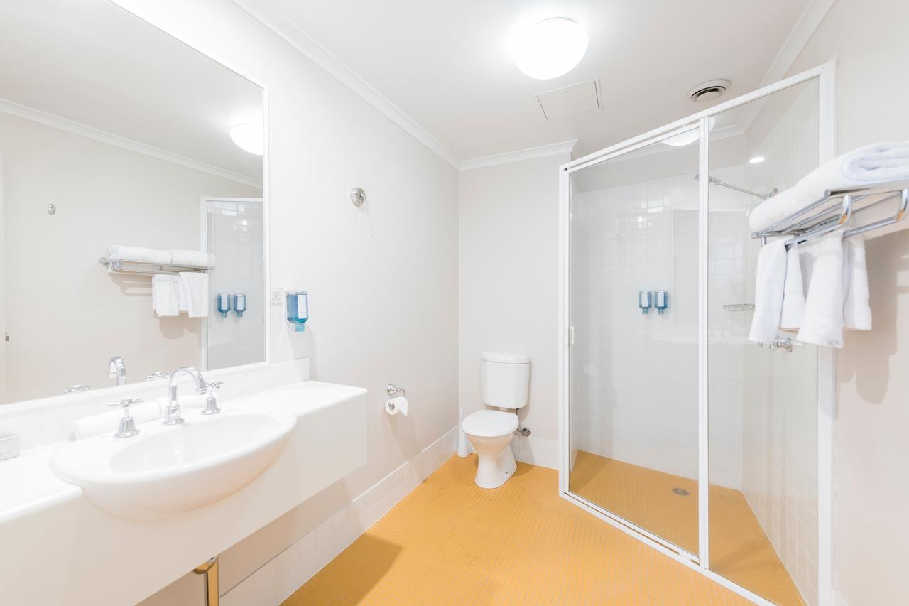 The Woden Hotel Phillip エクステリア 写真