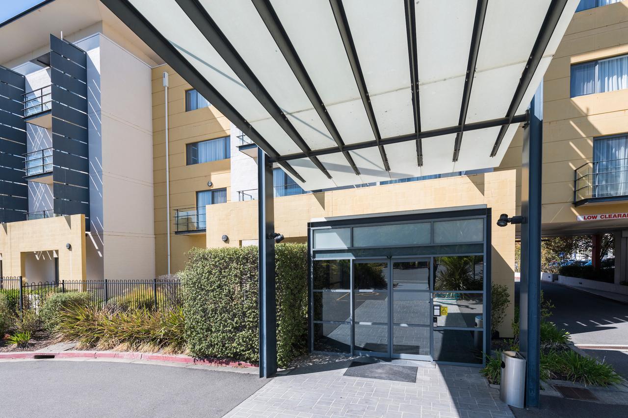 The Woden Hotel Phillip エクステリア 写真