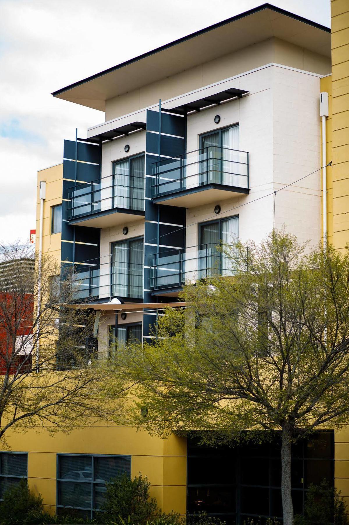 The Woden Hotel Phillip エクステリア 写真