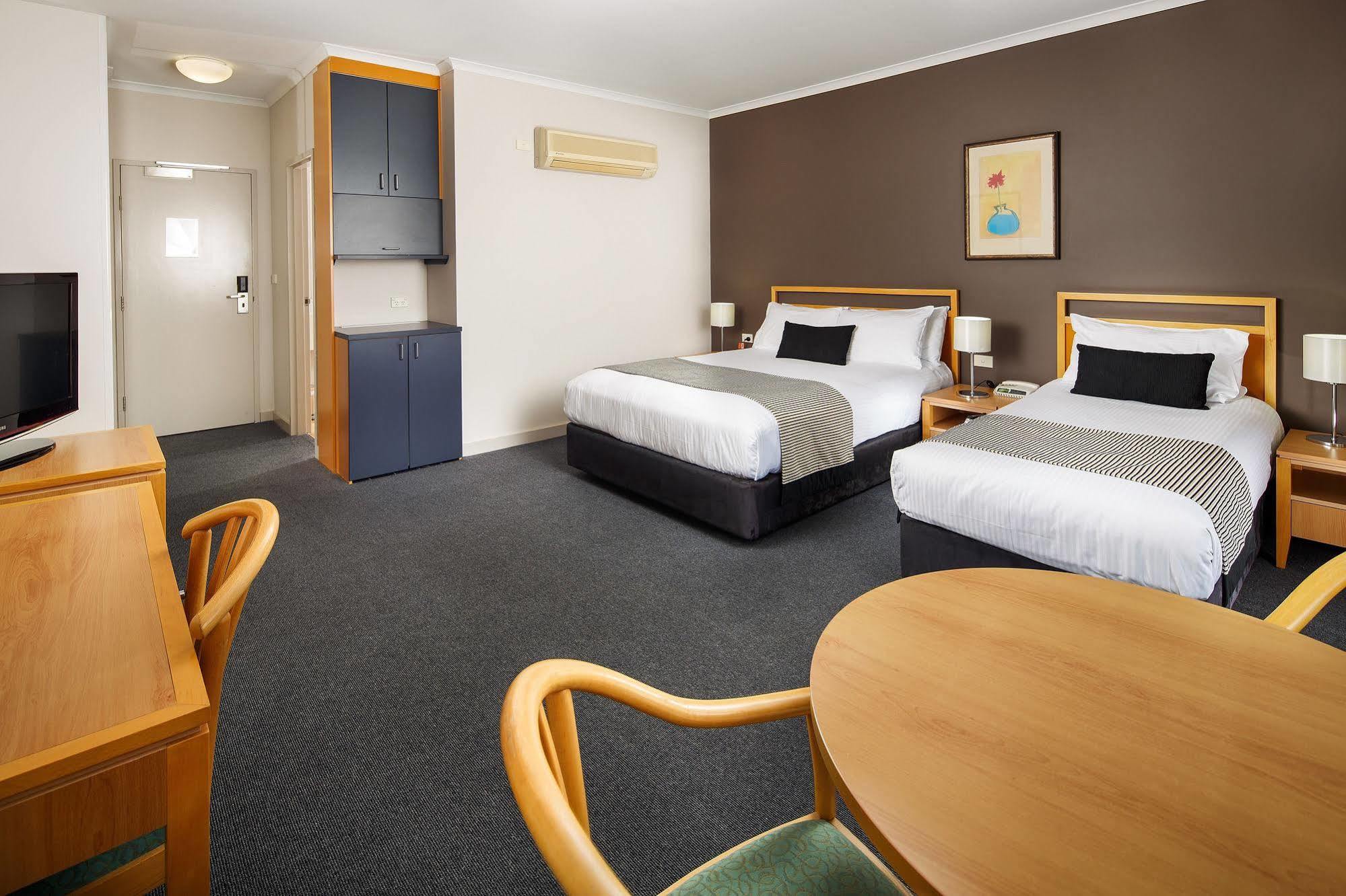 The Woden Hotel Phillip エクステリア 写真