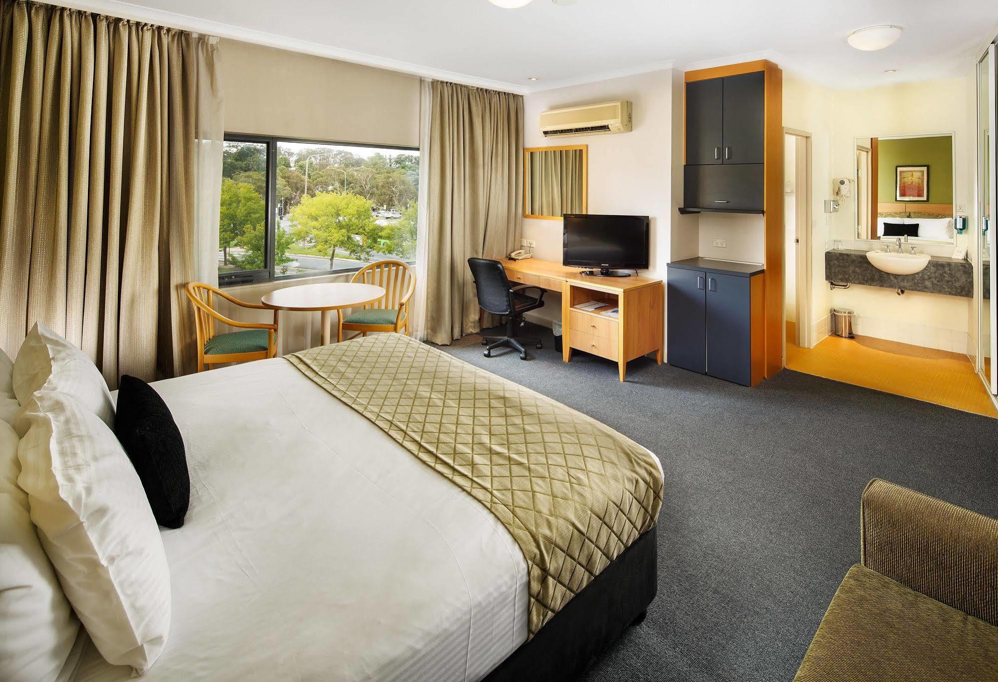 The Woden Hotel Phillip エクステリア 写真