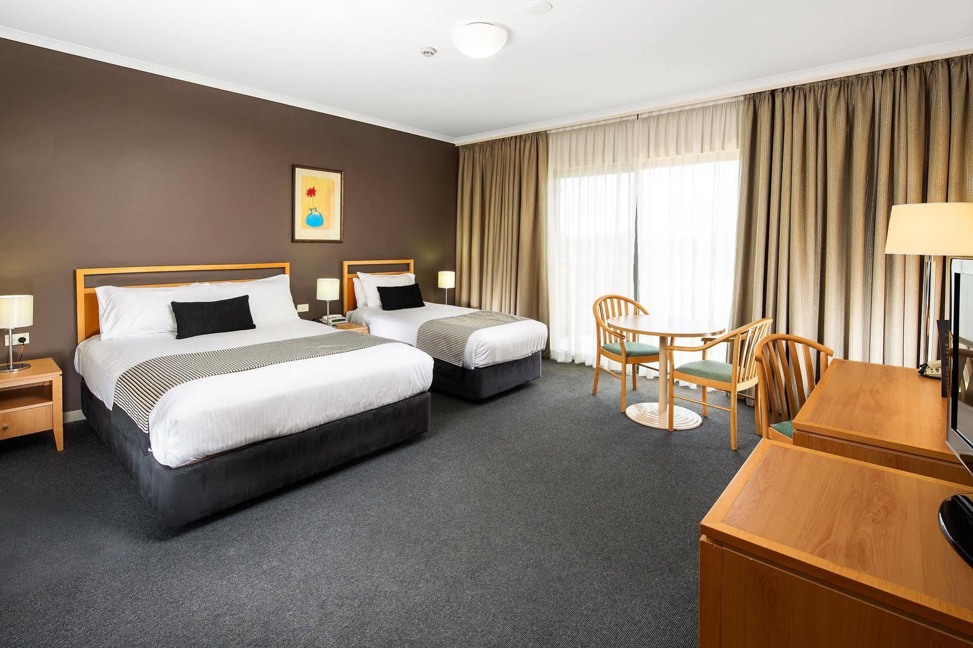 The Woden Hotel Phillip エクステリア 写真