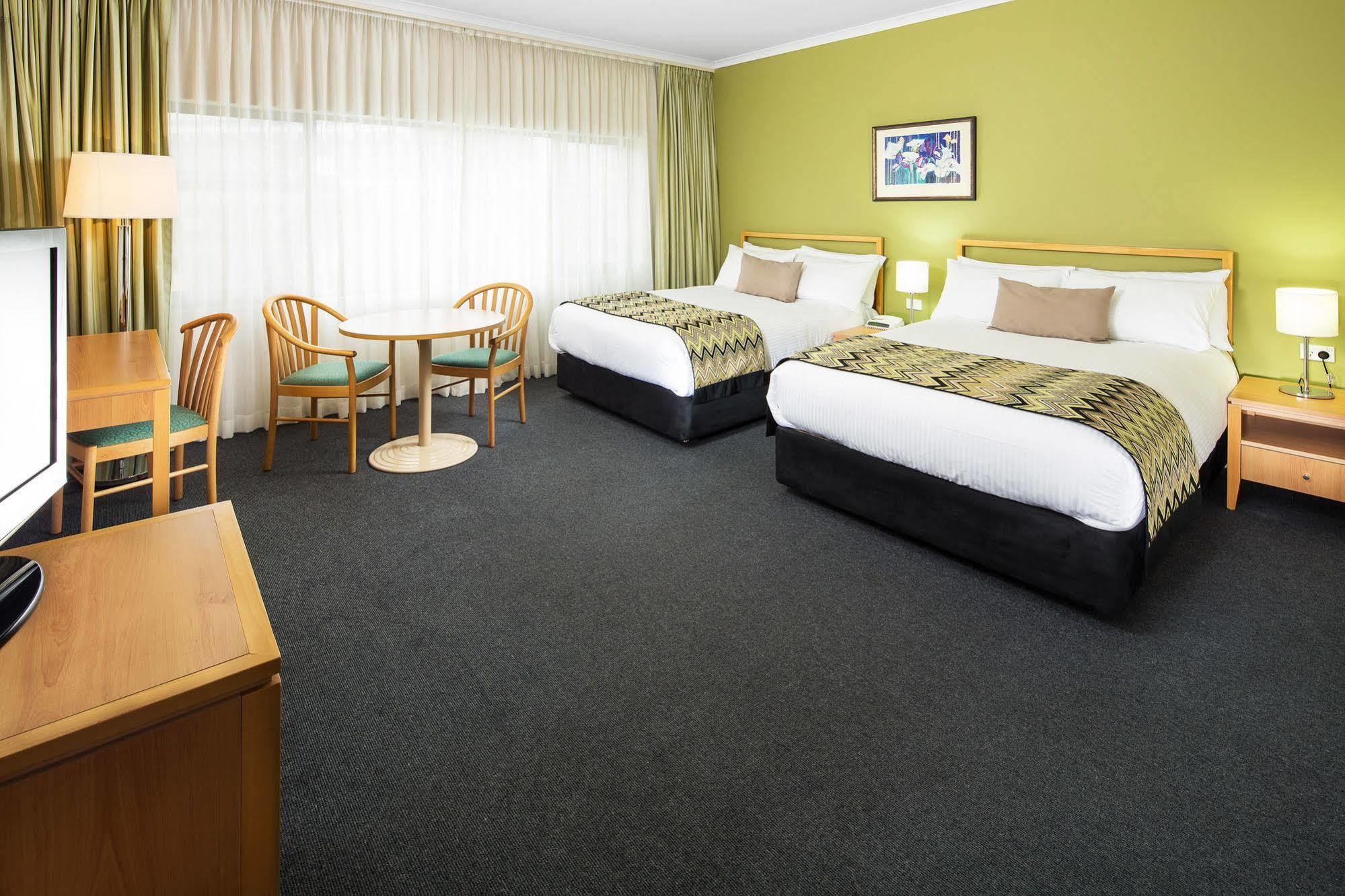 The Woden Hotel Phillip エクステリア 写真